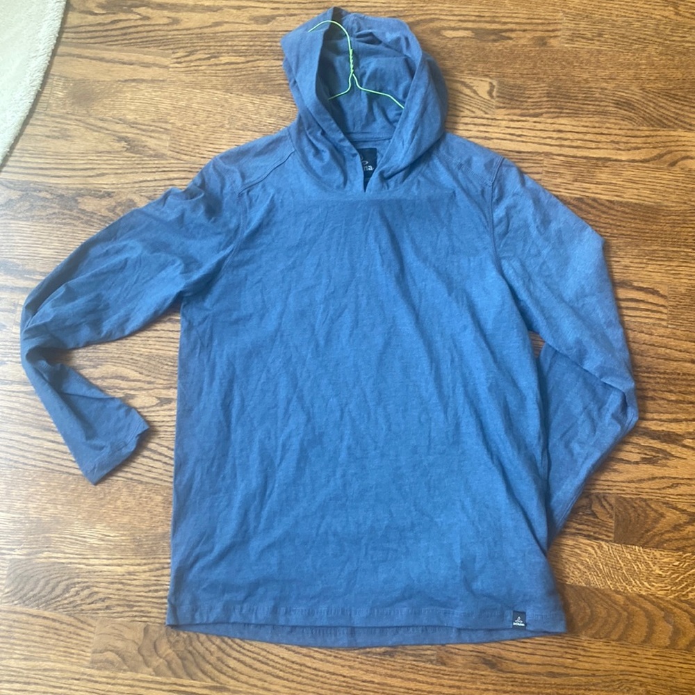 Prana Men’s t shirt long sleeve hoody size Small.  Organic Cotton blend.